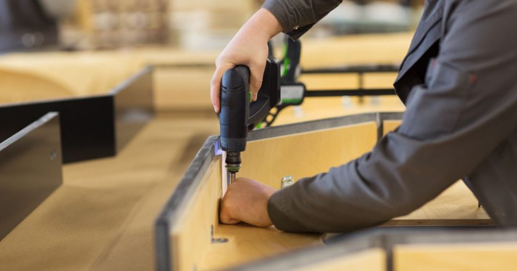 Como Montar Guarda-Roupa em Brasília: 5 Passos e Dicas capa montador de moveis em Brasília